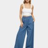 Urban Classics / Loose fit jeans Ladies Light Denim Wide Leg Loose Fit in blauw
